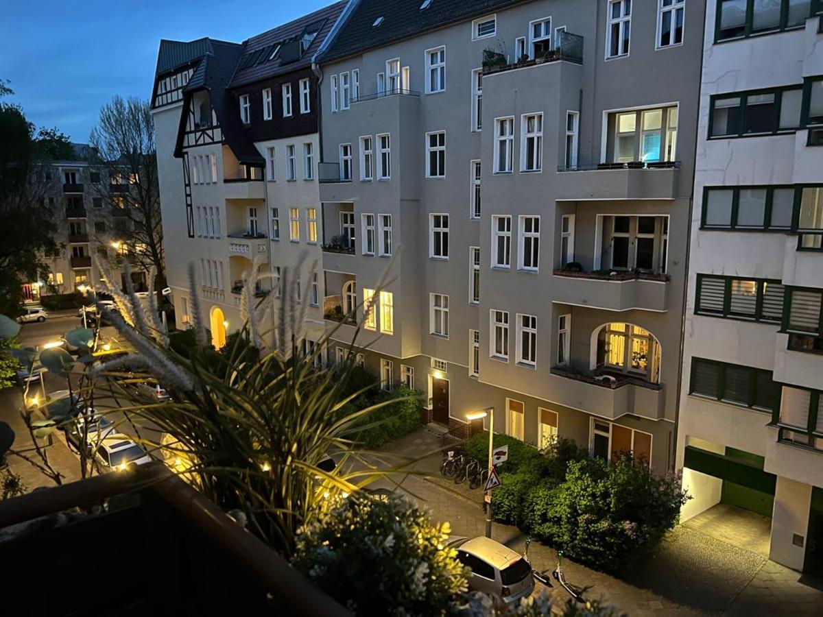 Cozy Modern Apartment With Small Balcony In The Heart Of Берлин Экстерьер фото